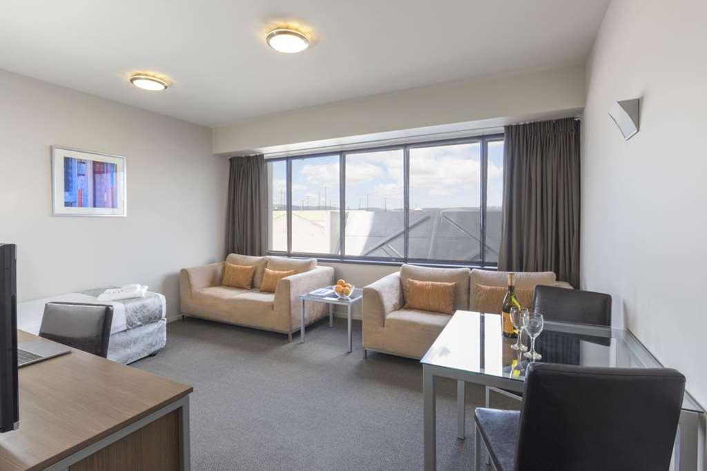 Quality Suites Central Square Палмерстън Норт Стая снимка