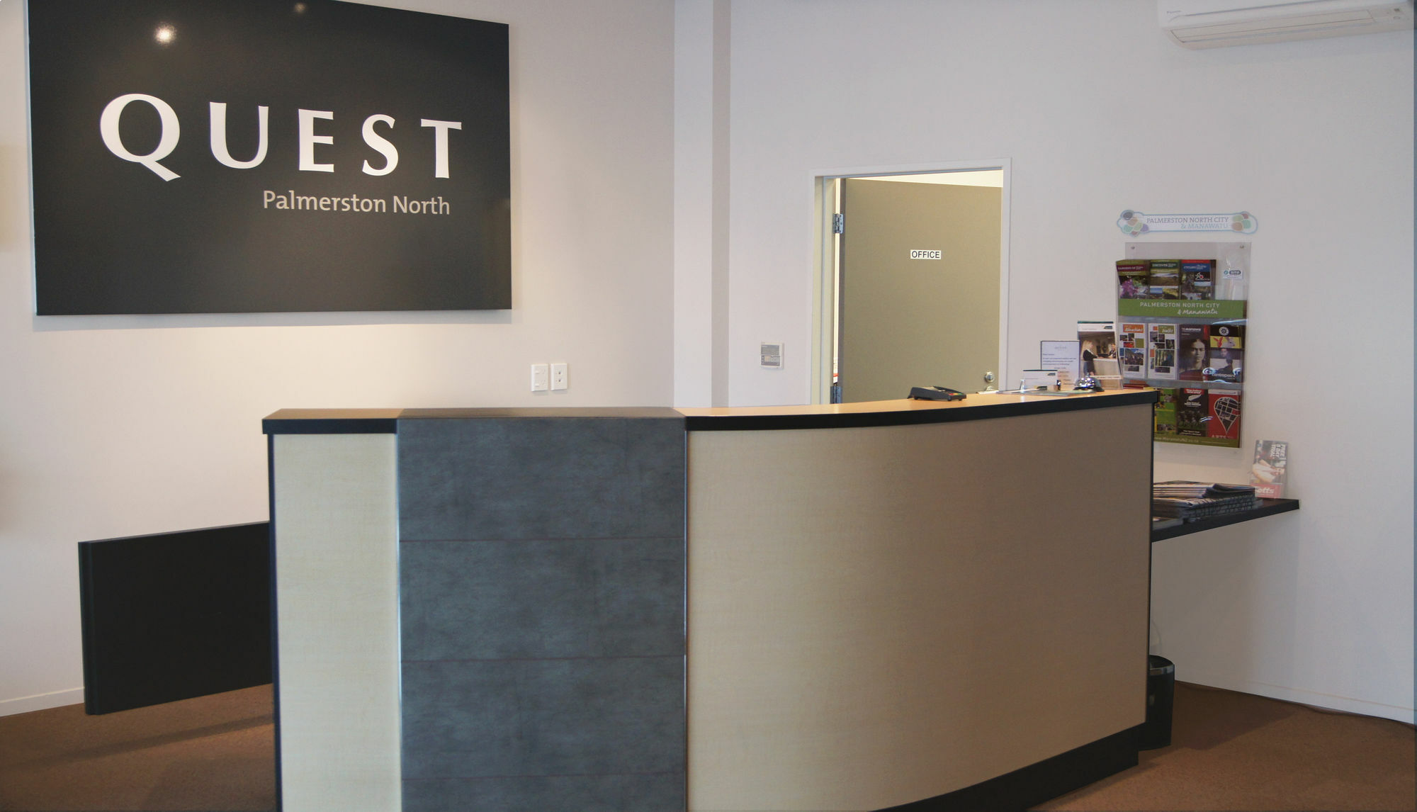 Quality Suites Central Square Палмерстън Норт Екстериор снимка